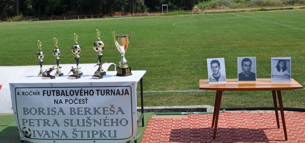 Fotogaléria 4. ročník futbalového turnaja na počesť B. Berkeša, P. Slušného a I. Štipku (74) 4. ročník futbalového turnaja na počesť B. Berkeša, P. Slušného a I. Štipku