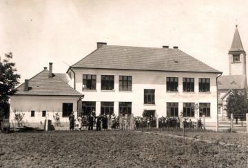 Budova starej rímsko-katolíckej školy - terajšia m Budova starej rímsko-katolíckej školy - terajšia m