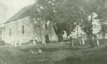 Starý kostol z roku 1784 - 1949 na cintoríne Starý kostol z roku 1784 - 1949 na cintoríne