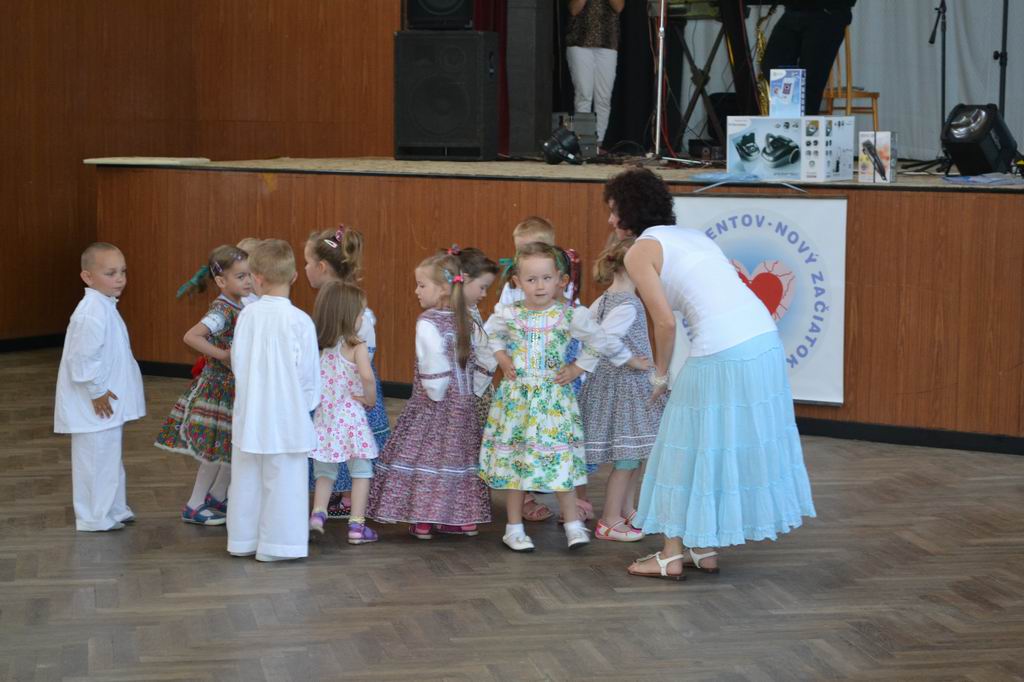 Fotogaléria FS Hron a deti zo ZŠ a MŠ na Výročnom klube Nový začiatok Levice (4) FS Hron a deti zo ZŠ a MŠ na Výročnom klube Nový začiatok Levice