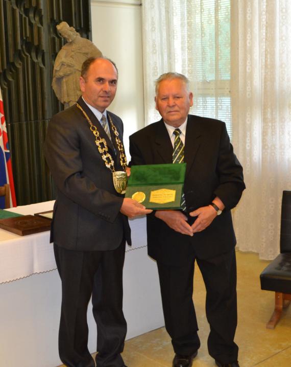 starosta obce Ing. Miroslav Kollár odovzdáva čestnú plaketu Ľ. Titurusovi starosta obce Ing. Miroslav Kollár odovzdáva čestnú plaketu Ľ. Titurusovi