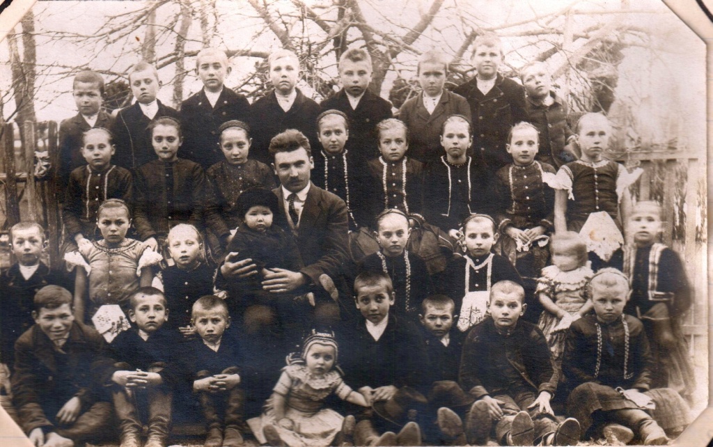 Fotogaléria Dobové fotografie tried kľačianskej školy (89) Dobové fotografie tried kľačianskej školy
