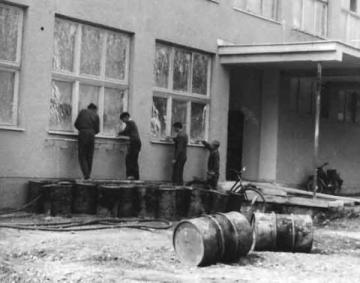 Žiacka brigáda pri čistení okien (1963) Žiacka brigáda pri čistení okien (1963)