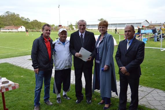 Odovzdanie ocenenia na futbalovom ihrisku Odovzdanie ocenenia na futbalovom ihrisku
