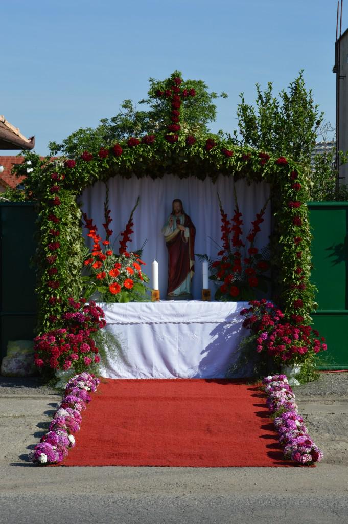 Fotogaléria SLÁVNOSŤ NAJSVÄTEJŠIEHO KRISTOVHO TELA A KRVI v Hronských Kľačanoch (živý prenos do RTVS) (89) SLÁVNOSŤ NAJSVÄTEJŠIEHO KRISTOVHO TELA A KRVI v Hronských Kľačanoch (živý prenos do RTVS)