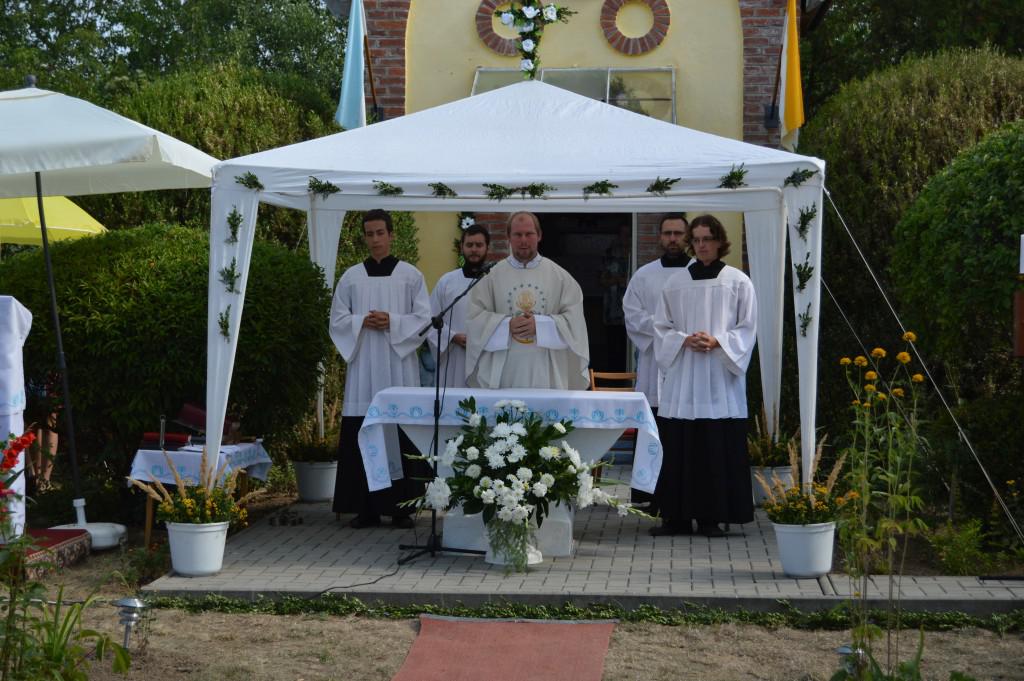 Fotogaléria Slávnostná svätá omša pri Kaplnke Nanebovzatia Panny Márie (09.08.2015) (18) Slávnostná svätá omša pri Kaplnke Nanebovzatia Panny Márie (09.08.2015)