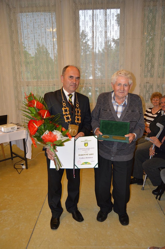 starosta obce Ing. Miroslav Kollár s oslávencom p. Bobokom starosta obce Ing. Miroslav Kollár s oslávencom p. Bobokom