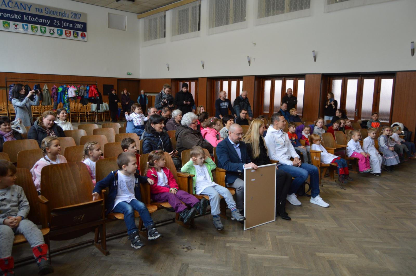 Fotogaléria Odovzdanie Certifikátu víťaza v súťaži VYCHUTNAJ A VYHRAJ Materskej škole Hr. Kľačany (13) Odovzdanie Certifikátu víťaza v súťaži VYCHUTNAJ A VYHRAJ Materskej škole Hr. Kľačany